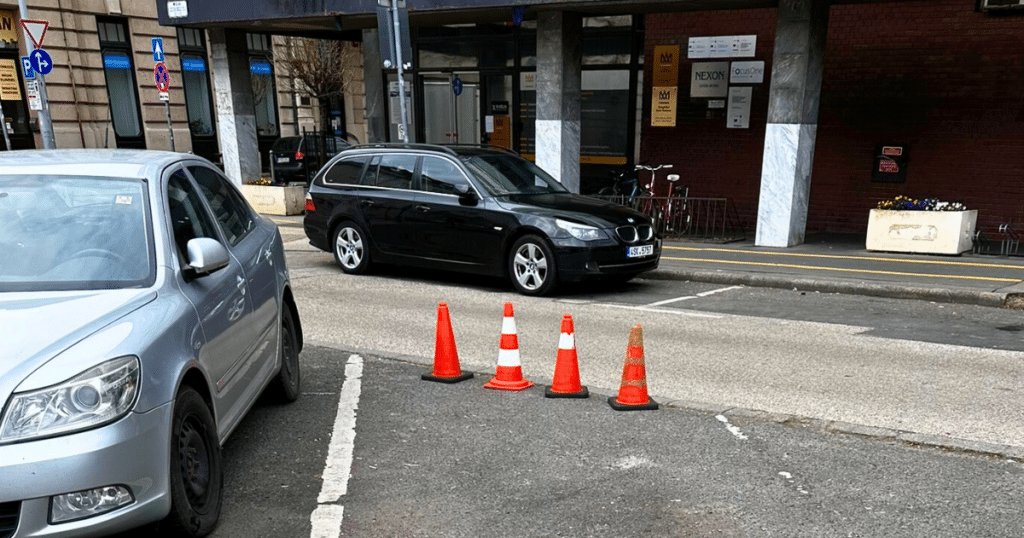 Mire jó a parkolásgátlás? Autó egyszerű barkolásgátló bójákkal.